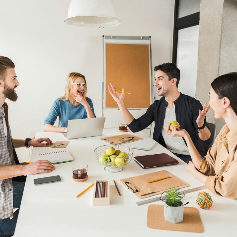 méthodes actives Un Rubik's cube et trois boules colorées posés sur un clavier d'ordinateur.
