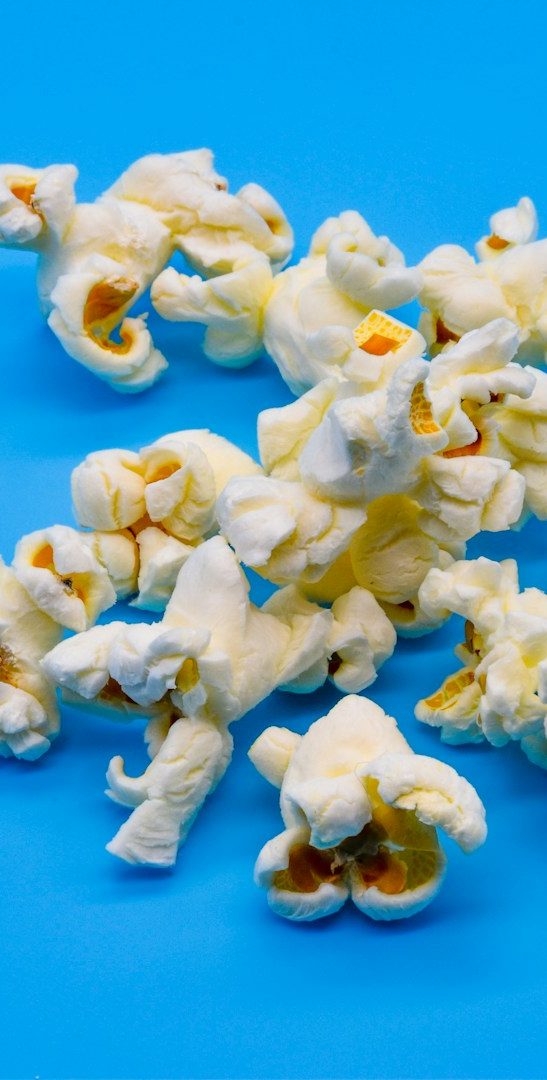 Popcorn éparpillé sur un fond bleu.