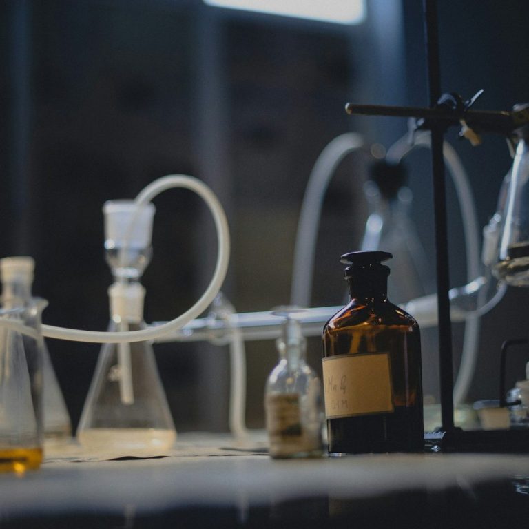 Équipements de laboratoire de chimie avec divers flacons et tubes à essai.